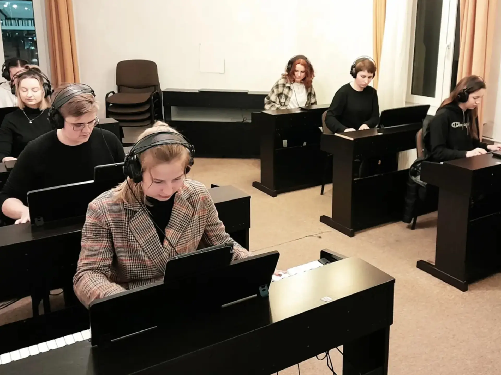GRUPOWE LEKCJE GRY NA FORTEPIANIE DLA DOROSŁYCH I SENIORÓW [POZIOM POCZĄTKUJĄCY: SEMESTR 1]