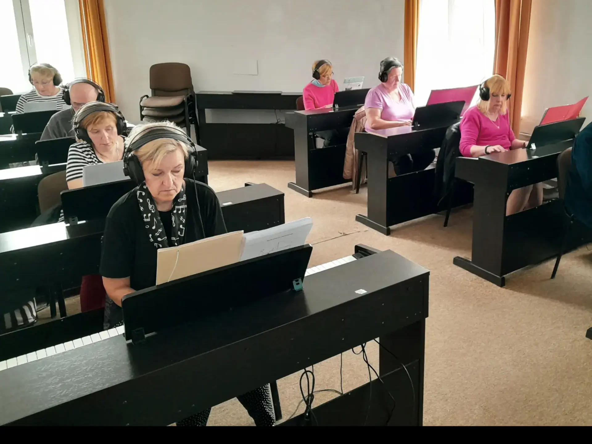 GRUPOWE LEKCJE GRY NA FORTEPIANIE DLA DOROSŁYCH I SENIORÓW [POZIOM ŚREDNIO ZAAWANSOWANY: SEMESTR 2, 3, 4]